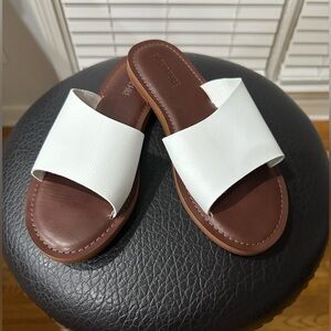Stylish White and Brown Slide Sandals 🤍 Size 7.5 or 8